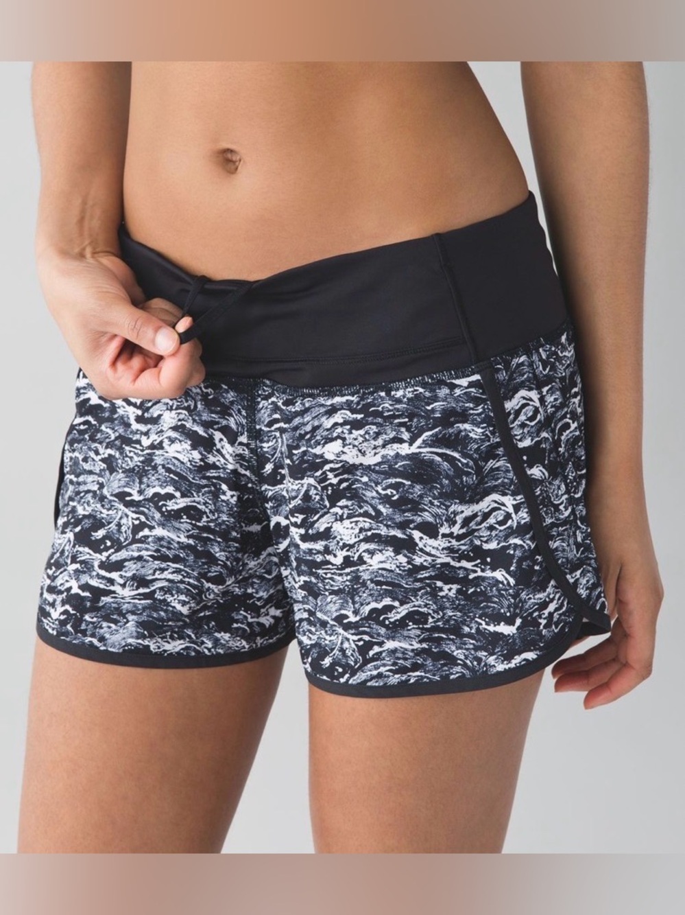 Lululemon Run Times Short Nami Wave White Black/Black size 10